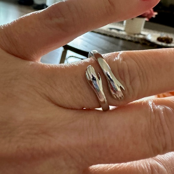 Love hug Silver hugging hand ring - Picture 4 of 7
